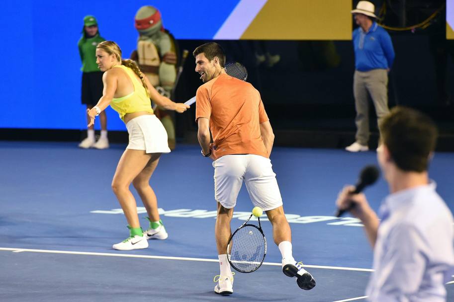 Azarenka e Djokovic dilettano il giovane pubblico (Epa)